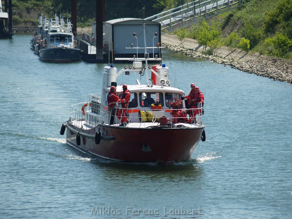 Einsatz Loeschboote Hoehenretter Koeln unter Severinsbruecke P011.JPG